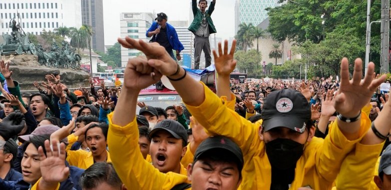 Thousands of Angry Indonesians Gather to Protest Rising Fuel Prices