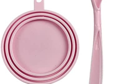 SKYPIA Dog Food Can Cover Set (1 Can Cover &1 Spoon), Dog Can Lid Covers, Can Covers and Spoon for Pet Can, Universal Size Fits All Standard Size Can, Dishwasher Safe for Different Food Storage (Pink)