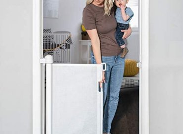 YOOFOR Retractable Baby Gate, Extra Wide Safety Kids or Pets Gate, 33” Tall, Extends to 55” Wide, Mesh Safety Dog Gate for Stairs, Indoor, Outdoor, Doorways, Hallways (White, 33″x55″)